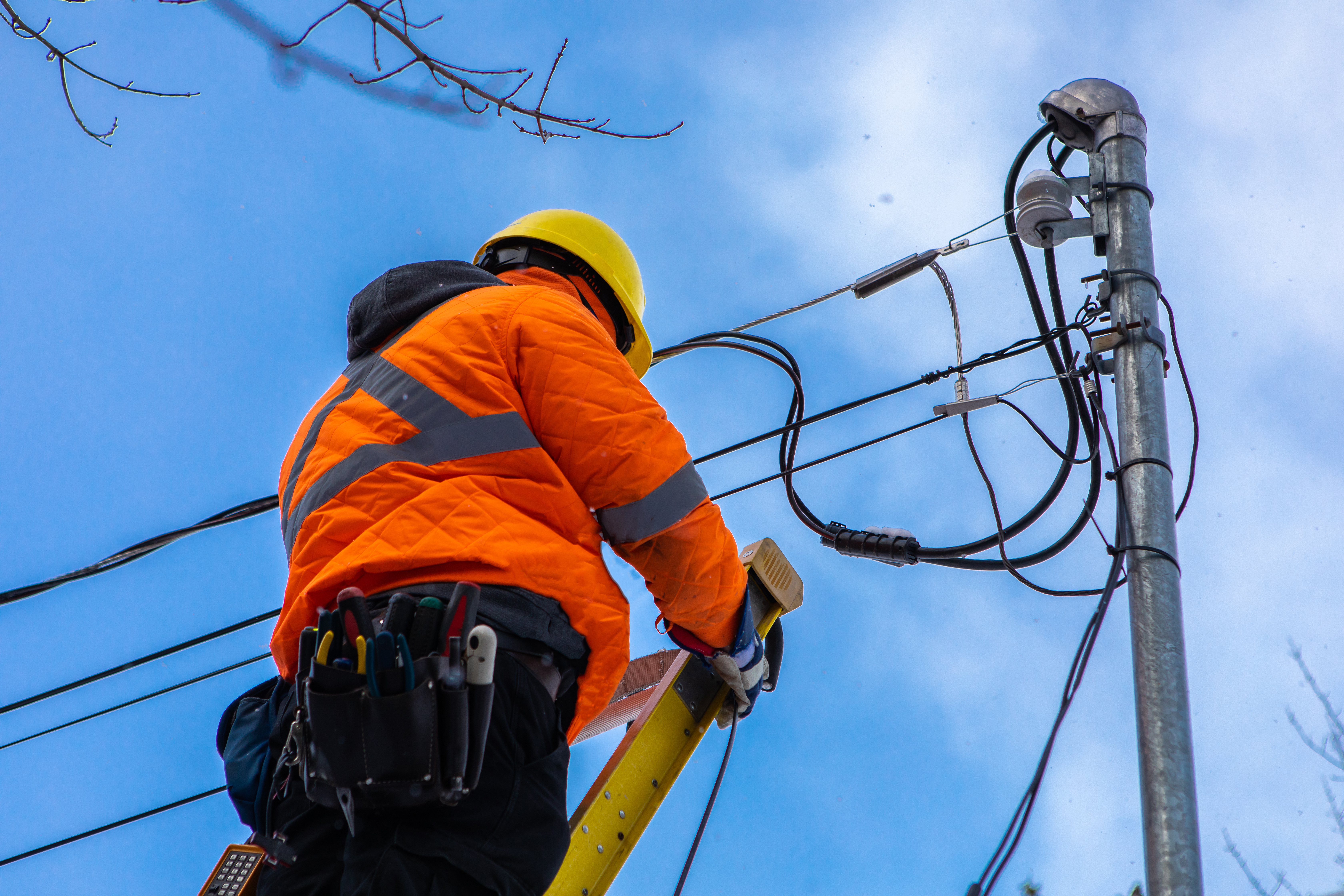 Lineman Boots Need Special Features for Climbing Pole